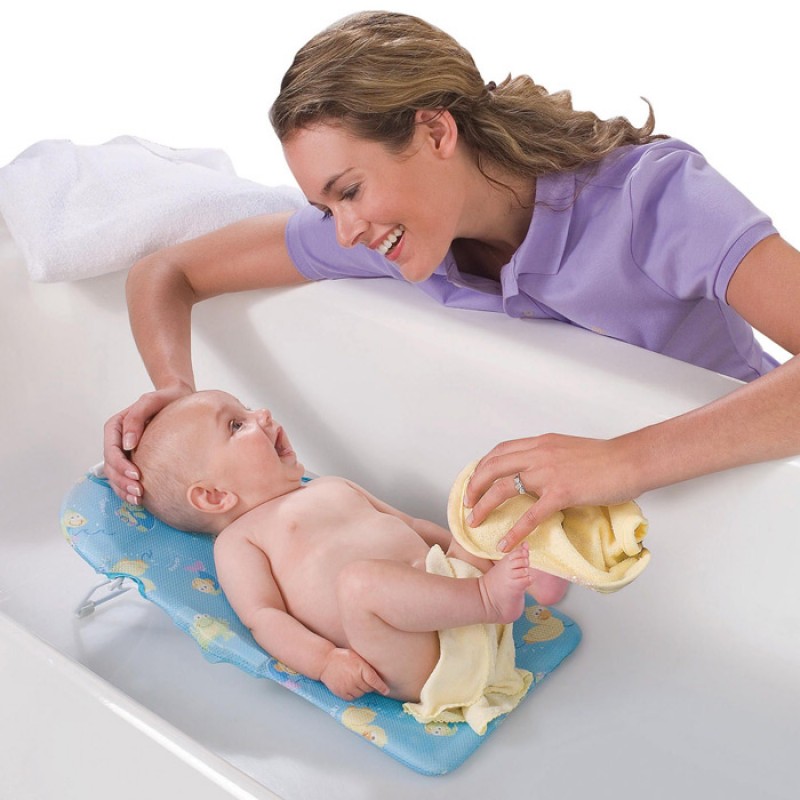 Купание новорожденного ребёнка можно проводить в любое время дня, когда он бодрствует.