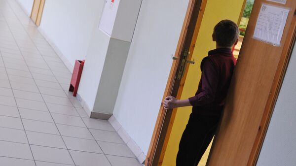 Ученик в школьном коридоре