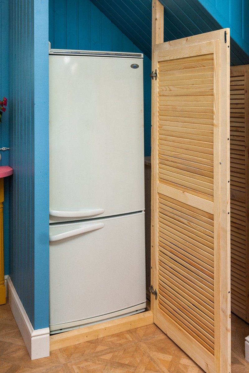 холодильник в кладовке