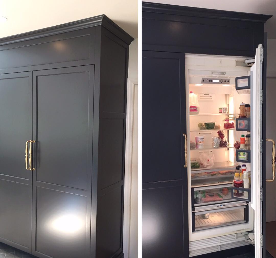 холодильник в коридоре в шкафу фото