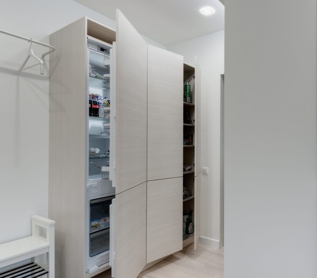 холодильник в коридоре в шкафу