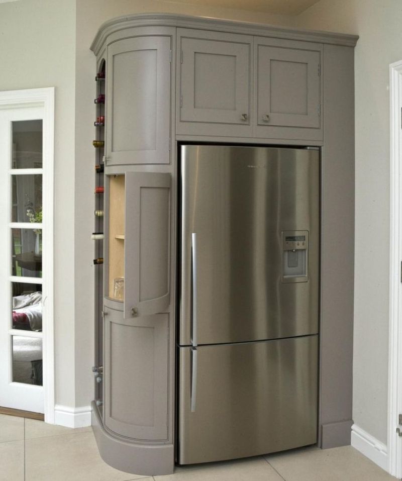 холодильник в шкафу