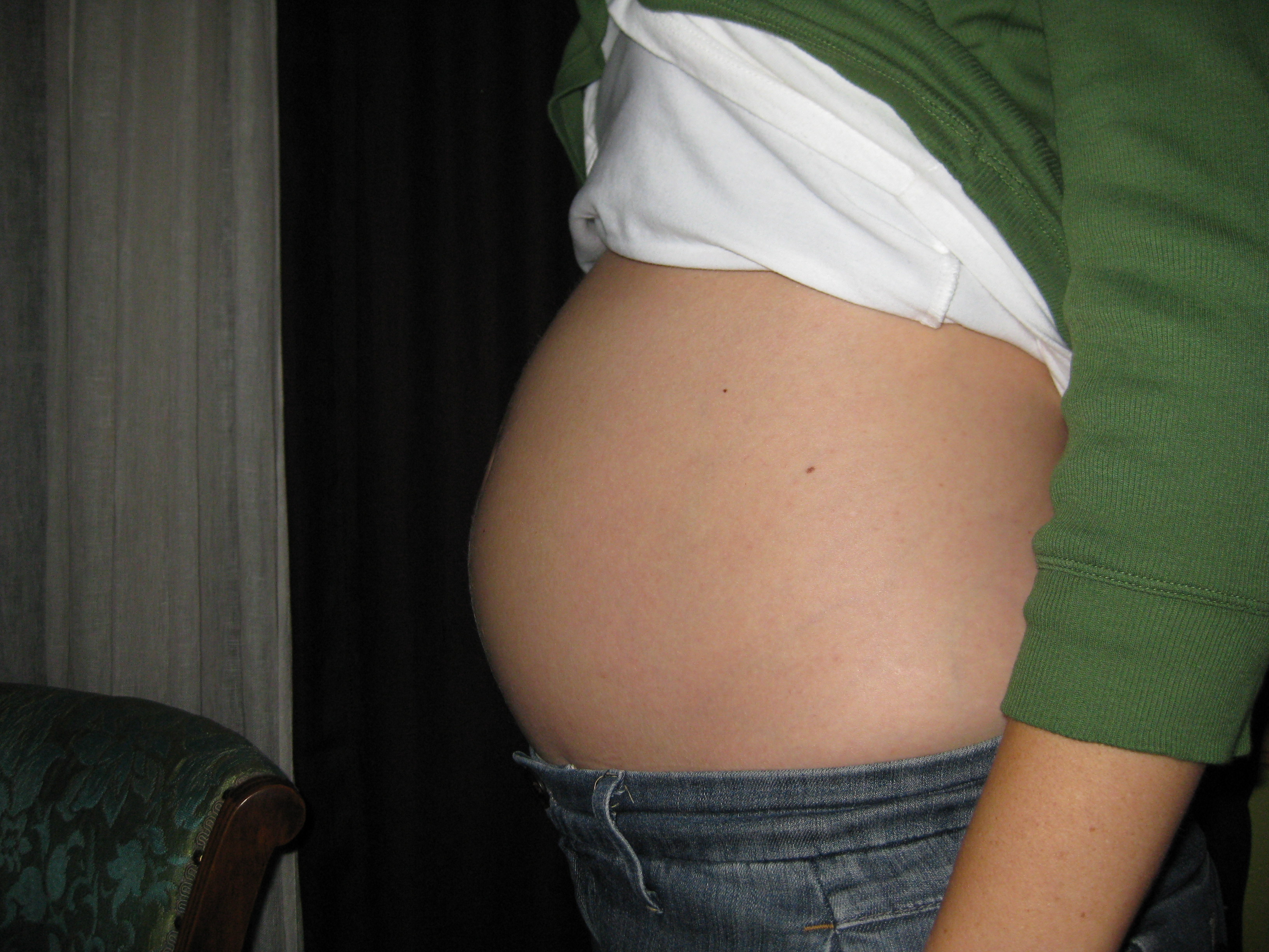 16 недель тянет низ живота. Живот на 16 неделе беременности. Животик на 16 неделе беременности. Шестнадцатая неделя беременности живот. Живот на 16 акушерской неделе.