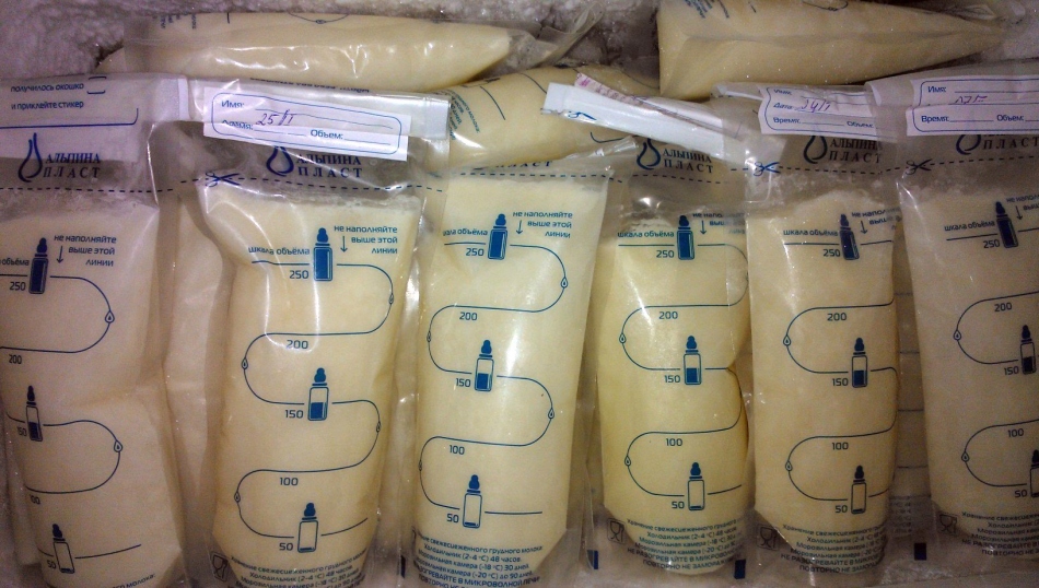 Хранение сцеженного грудного молока в специальных пакетах