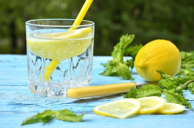 Вода с лимоном - очень освежающий и полезный напиток
