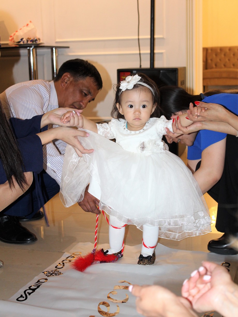 Казахское разрезание пут: какой обряд помогает ребенку быть счастливым?