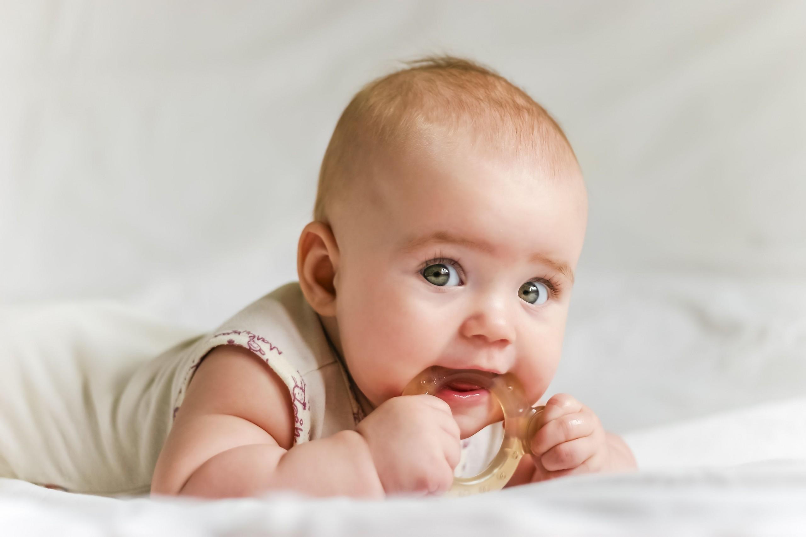 Симптом скорого появления зубов – малыш все тянет в рот