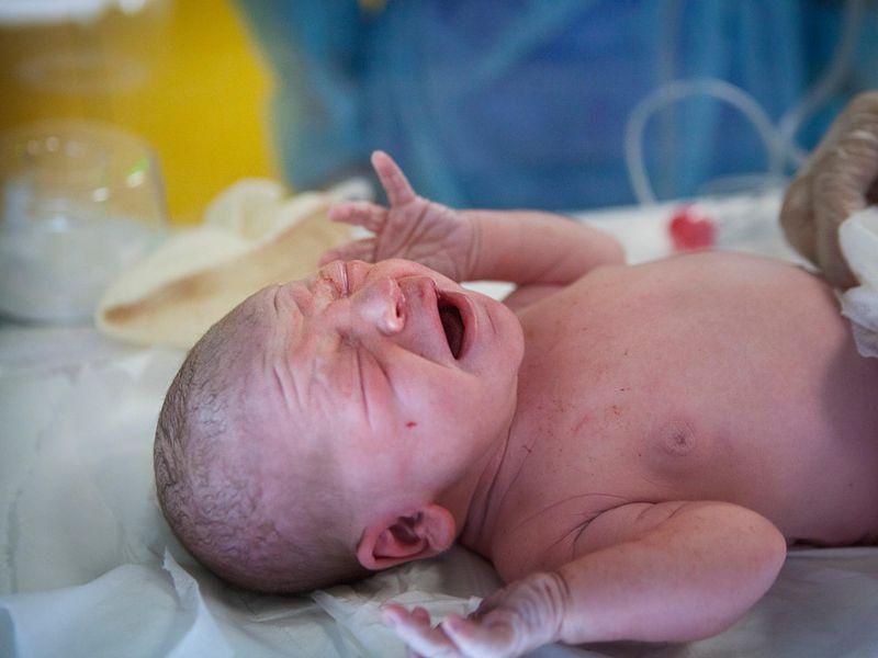 Процесс смены подгузника новорожденному ребенку