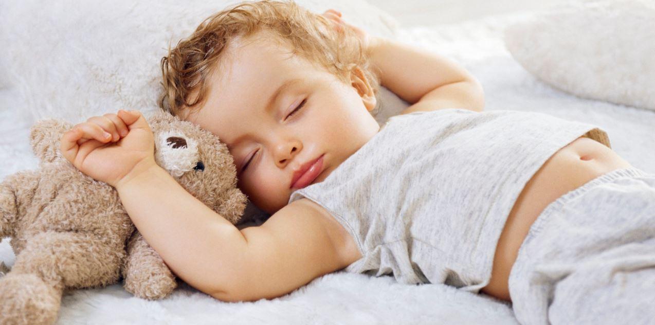 Ребенок хорошо спит с мягкой игрушкой