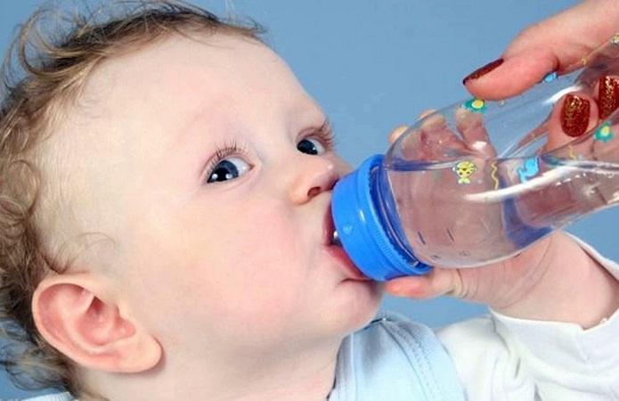 Долгую и частую икоту у младенца можно остановить обильным питьем