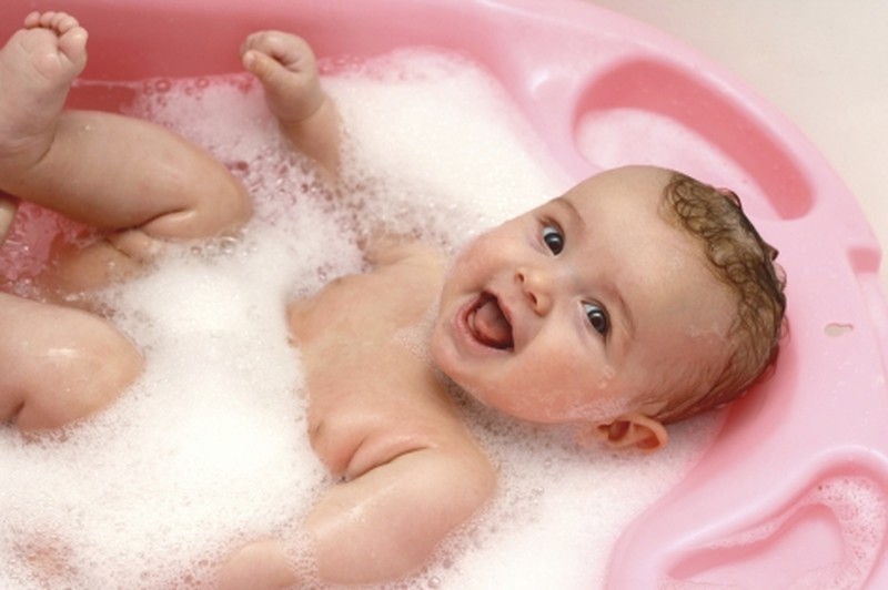 В чем купать первый раз ребенка