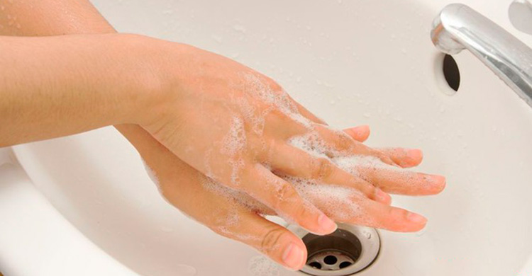 следует вымыть руки