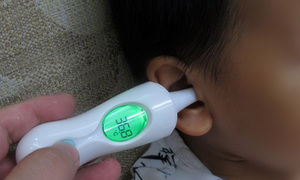 Как мерить температуру тела малышу