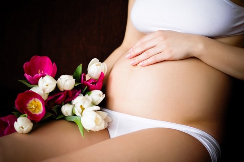 Беременная женщина с цветами