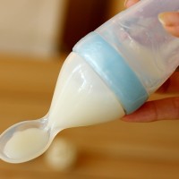 Бутылочка для молока с ложкой