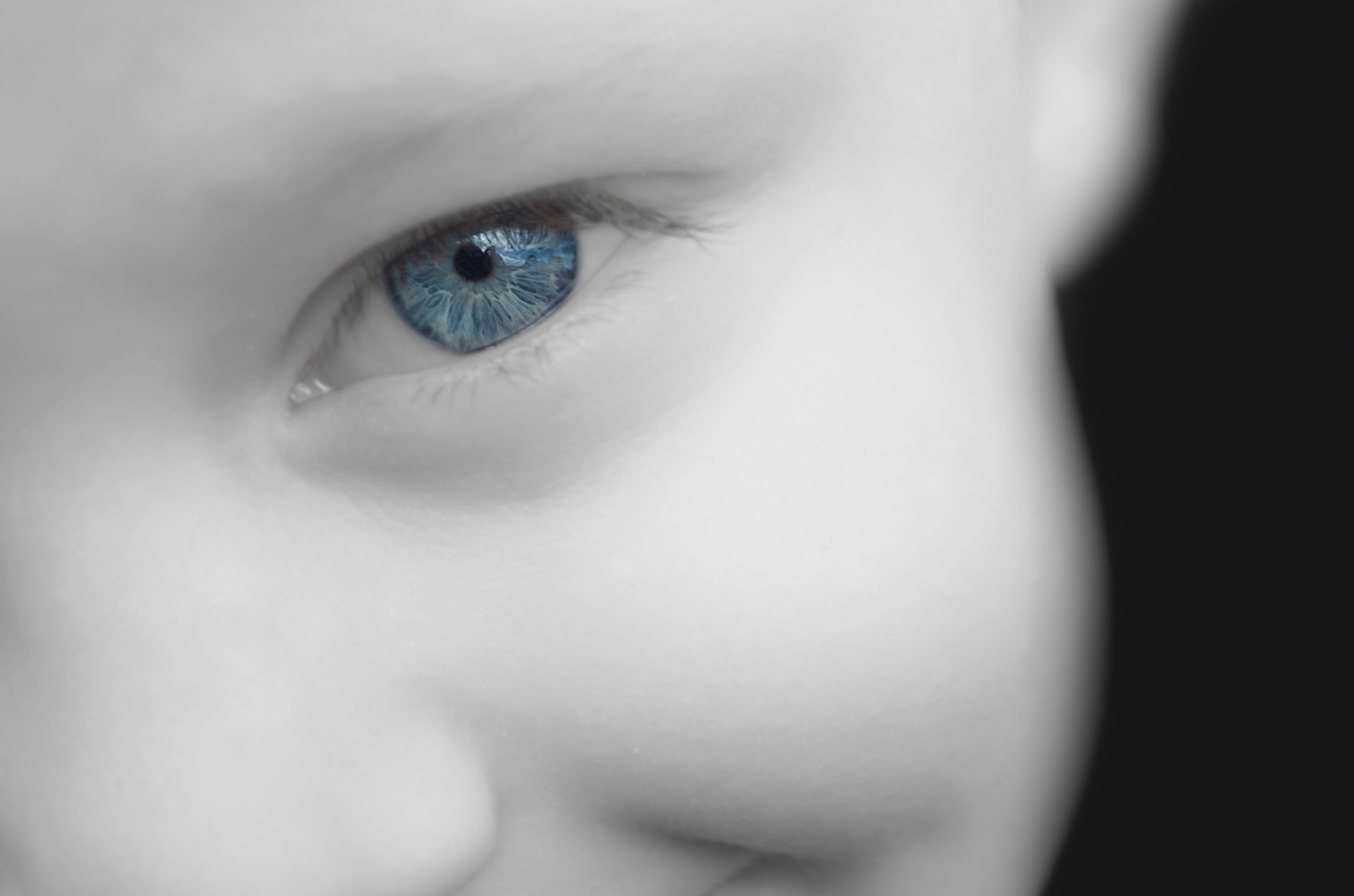 Включи глаза детей. Красивые голубые глаза. Глаза мальчика. Серо голубые глаза у ребенка. Детские глаза.