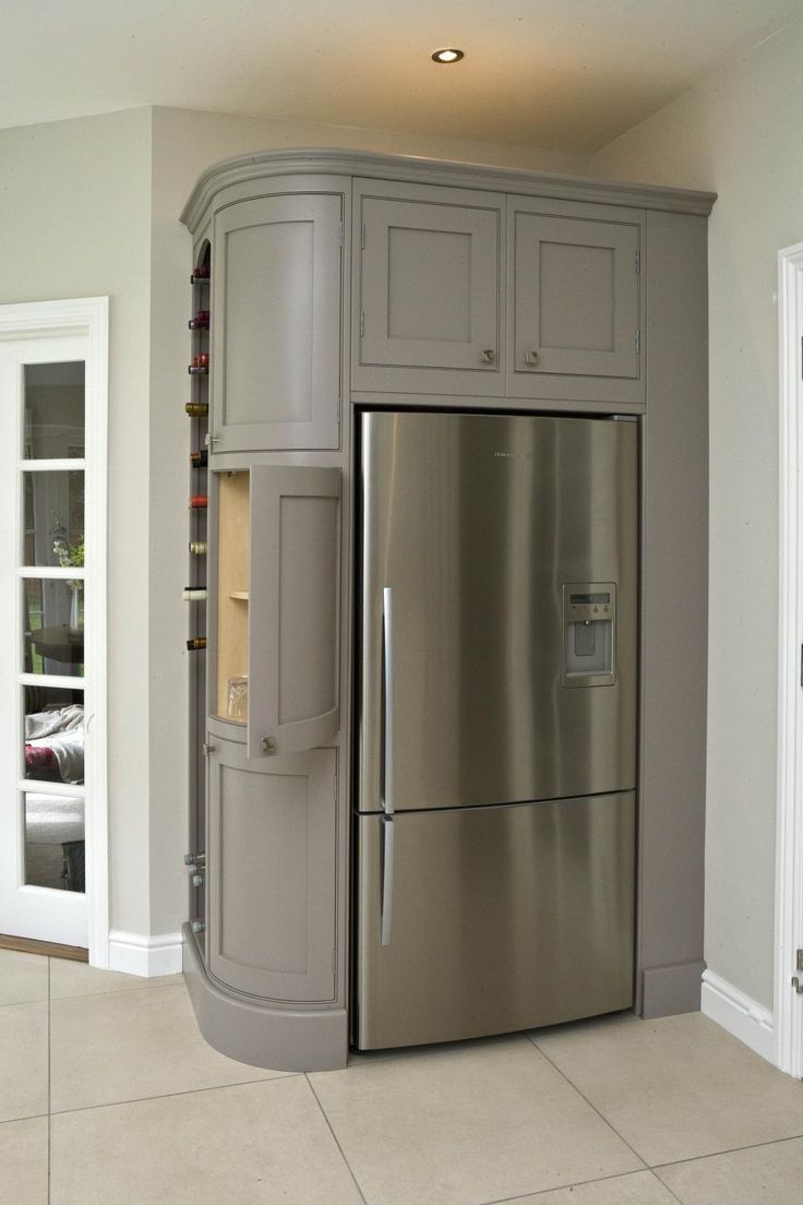 холодильник на ровной поверхносте 