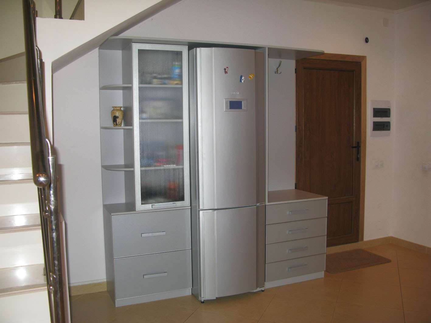 Холодильник встроенный в мебель коридора