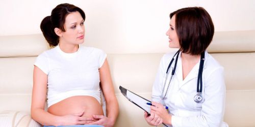 Беременная на консультации у врача