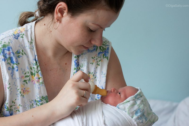 Мама с новорожденным ребёнком в русском роддоме